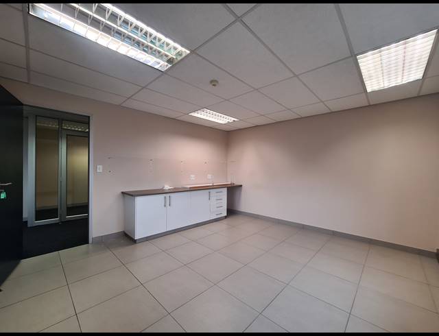 303M² OFFICE TO LET IN MAGALIESSIG
